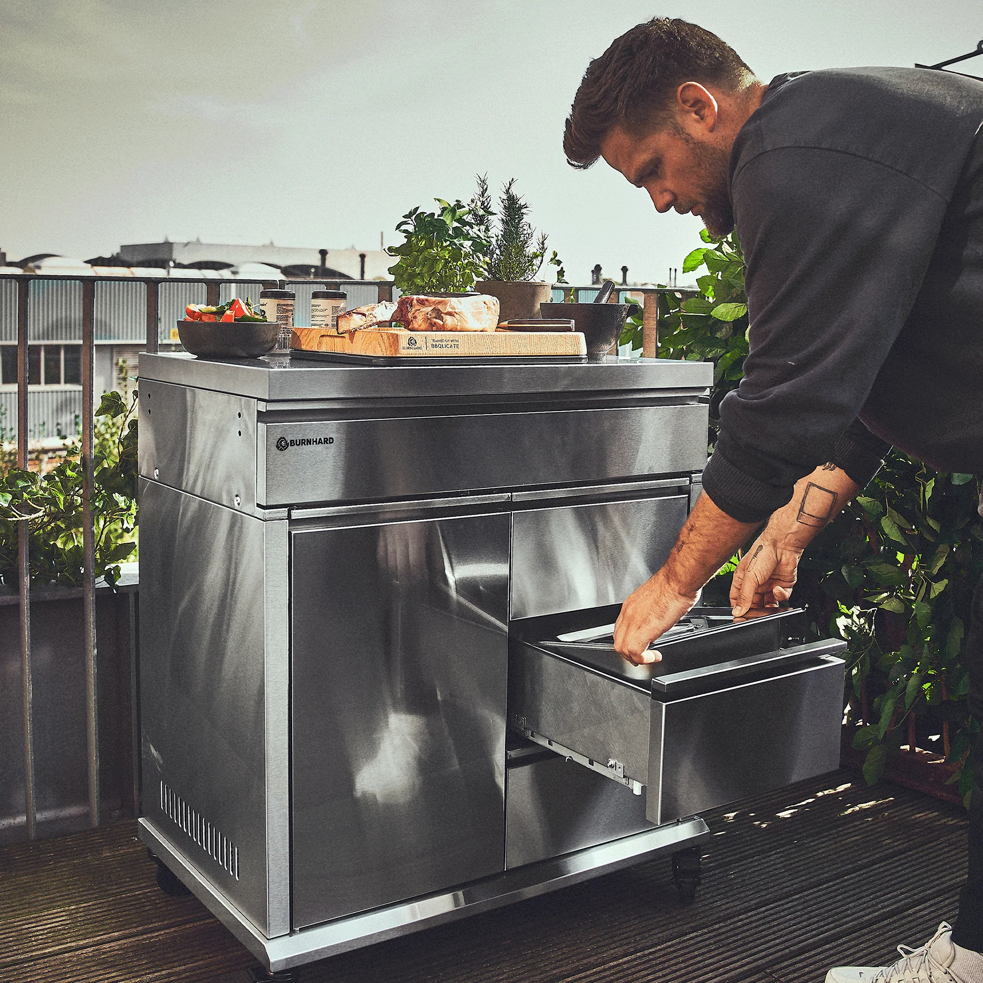 BURNHARD Grill Beistellwagen in der Farbe Edelstahl von BURNHARD